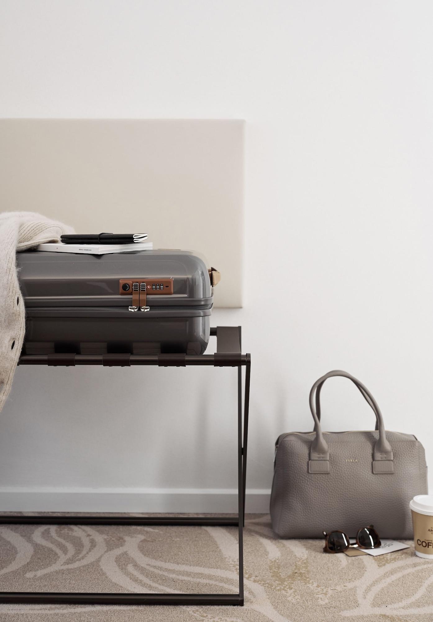 SIDE Design Hotel Hamburg Exterior foto Rimowa aluminium suitcase
