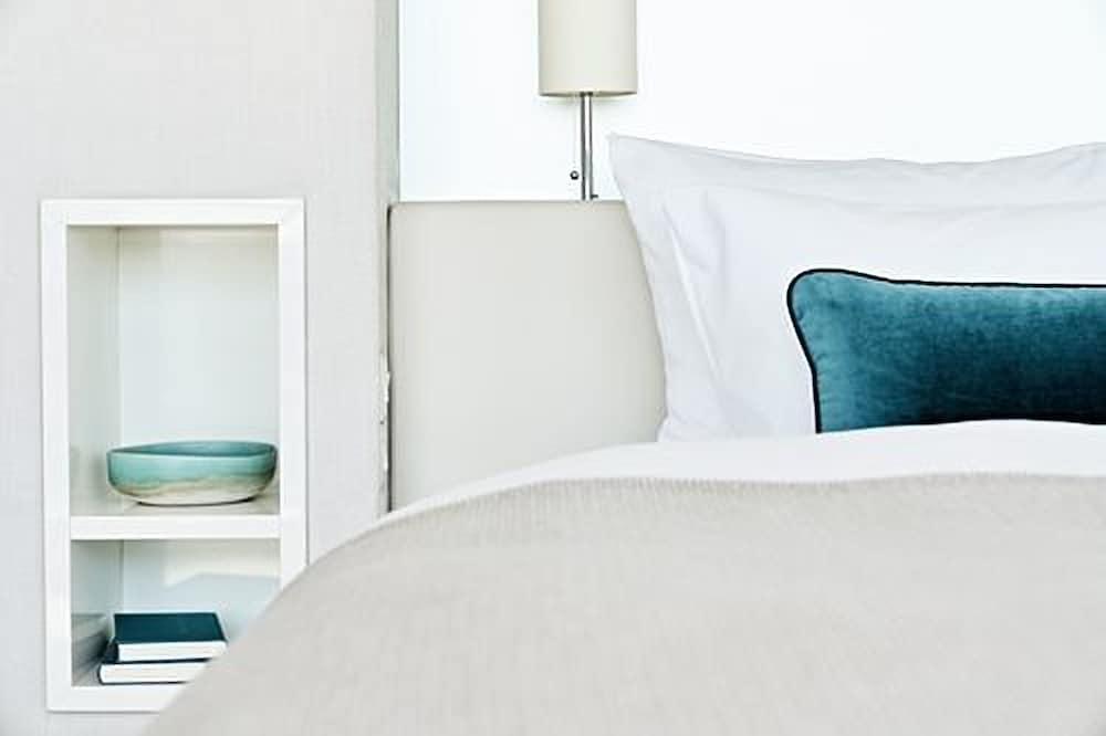 SIDE Design Hotel Hamburg Exterior foto A bed with a nightstand