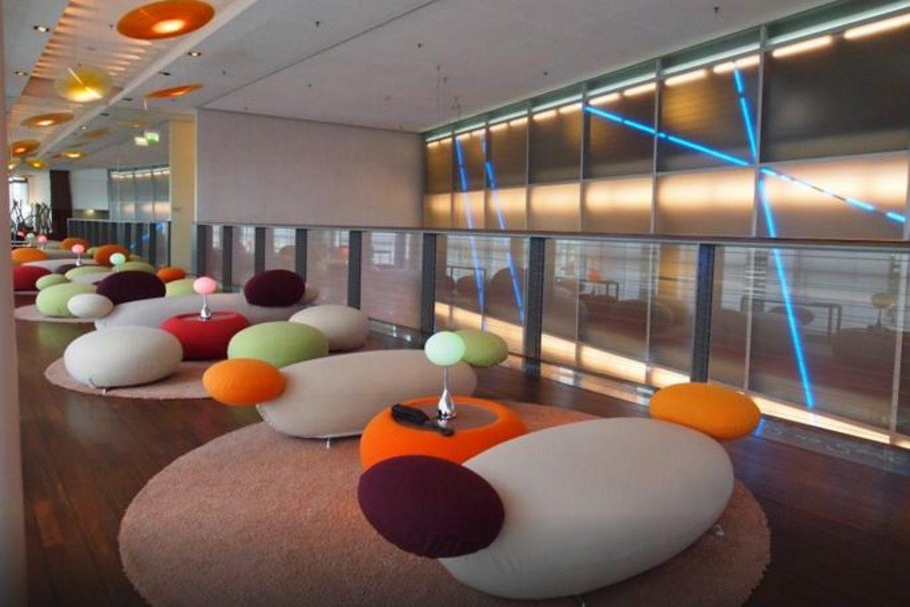 SIDE Design Hotel Hamburg Exterior foto The lounge at the airport