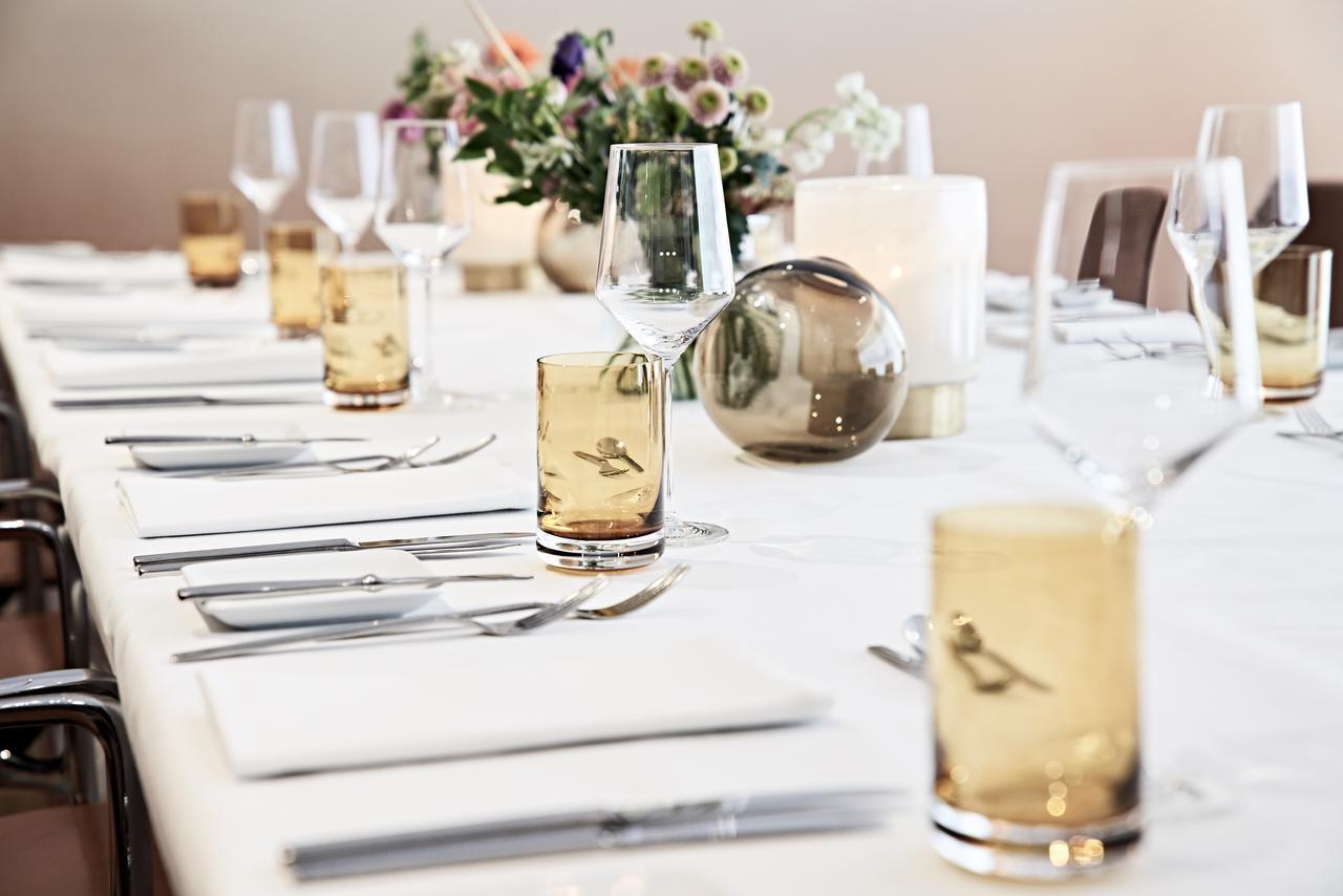 SIDE Design Hotel Hamburg Exterior foto A table set for a formal dinner