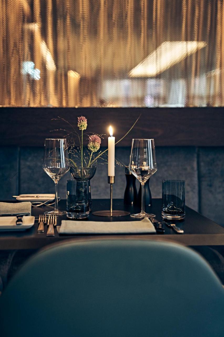 SIDE Design Hotel Hamburg Exterior foto Table setting at the restaurant